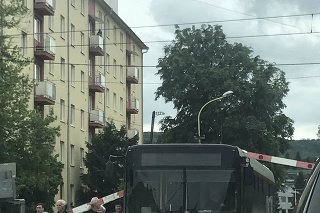 Autobus privreli závory.