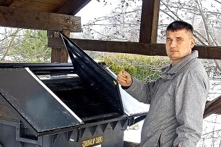 Branislav poľahky otvoril šnúrkou kontajner, šelma to ale nedokáže.