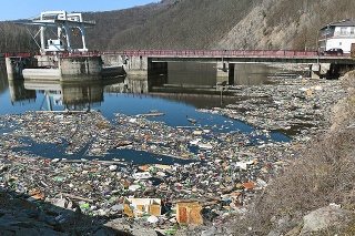 Apríl 2020 - Na priehrade sa odpad hromadí najmä pri vodnej stavbe Ružín. 