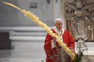 Pápež František drží palmovú ratolesť.