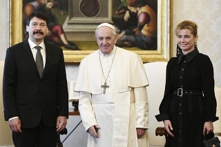 Maďarský prezident János Áder, jeho manželka Anita a pápež František počas súkromnej audiencie vo Vatikáne