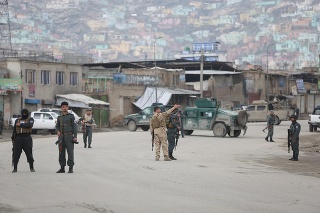 Afganskí policajti pri príchode na miesto útoku.
