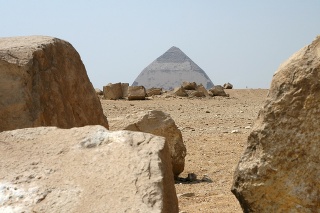 Lomenú pyramídu postavili okolo roku 2600 pred naším letopočtom pre faraóna Snofrua.