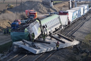 Záchranári zasahujú na mieste nehody nákladného vlaku v nemeckom Auggene.