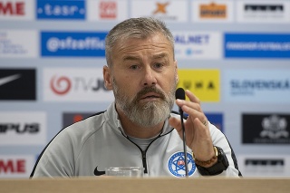 Tréner slovenskej futbalovej reprezentácie Pavel Hapal počas tlačovej konferencie na zraze výberu pred záverečnými dvoma kvalifikačnými zápasmi.