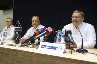Výkonný viceprezident a člen predstavenstva hokejového klubu HC Slovan Bratislava Juraj Široký ml., generálny manažér Juraj Bakoš a tréner Roman Stantien.