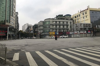 Vyľudnená križovatka v čínskom meste Wu-chan