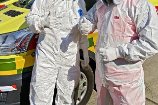 Biele antivírusové obleky, teplomery a respirátory sú ich každodennou realitou.