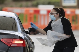 Aj vodičov v Londýne testujú na nový typ koronavírusu bez toho, aby vyšli z auta.