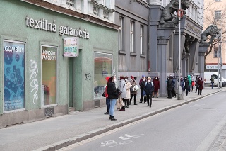 Ľudia čakajúci v rade pred obchodom v Bratislave, 30. marec 2020.