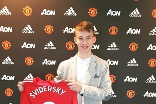 Martin Šviderský pri podpise zmluvy s akadémiou Manchestru United.