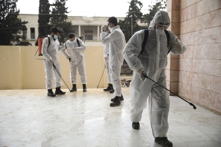 Členovia agentúry pre humanitárnu pomoc dezinfikujú nemocnicu Ibn Sina v sýrskom Idlibe.