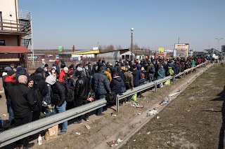 Davy ľudí na na hranici Ukrajiny a Poľska.