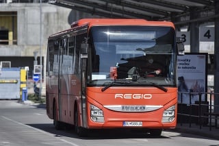 Prímestský autobus  na autobusovej stanici v Bratislave.