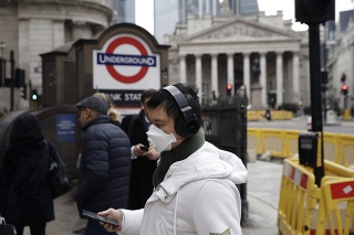 Muž s ochranným rúškom na tvári v uliciach Londýna