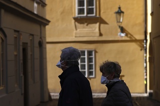 Dvojica v Prahe s ochrannými rúškami na tvárach