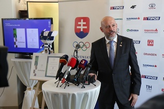 Prezident SOŠV Anton Siekel počas odosielania virtuálnej prihlášky v rámci brífingu Slovenského olympijského a športového výboru (SOŠV) pri príležitosti podpisu slovenskej prihlášky na 32. letné olympijské hry (LOH) 2020 v Tokiu 