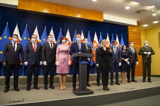Predseda vlády SR Igor Matovič spolu s členmi vlády SR počas tlačovej konferencie po skončení rokovania novej vlády.