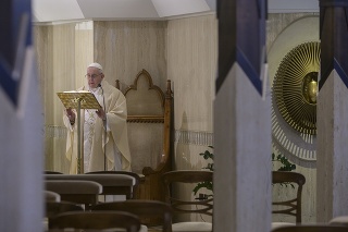 Pápež František slávi omšu vo svojom bydlisku v Santa Marta vo Vatikáne.