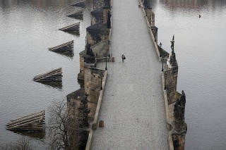 Takmer prázdny Karlov most v Prahe.
