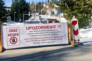 Veľký nápis vyzýva, aby ľudia upustili od návštevy Štrbského Plesa.