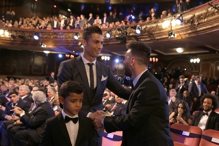 Argentínsky futbalista Lionel Messi (vpravo) a portugalský futbalista Cristiano Ronaldo si podávajú ruky.