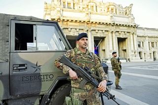 V Taliansku hliadkujú v uliciach vojaci.