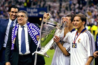 Lorenzo Sanz (naľavo) s trofejou Ligy majstrov.