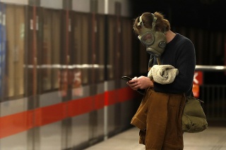 Pohľad na zamaskovaného muža v pražskom metre