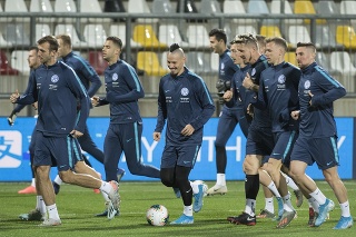  Na snímke slovenskí futbalisti počas tréningu pred sobotňajším kvalifikačným zápasom EURO 2020 proti domácemu Chorvátsku.