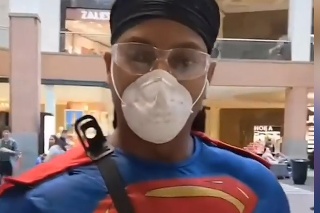 Superman zachraňuje svet: Hrdina súčasnosti takto pomáha ľuďom v amerických nákupných centrách