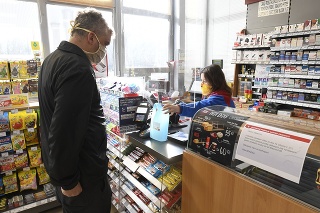 Muž nakupuje na benzínovej pumpe.