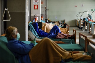 Pohľad na pacientov v jednej z nemocníc v talianskej Brescii