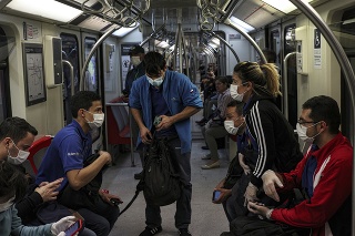 Pohľad na zamaskovaných ľudí v metre v čílskom hlavnom meste Santiago