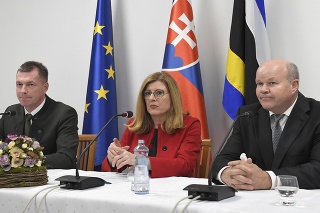 Zľava generálny riaditeľ LESY SR š. p. Marian Staník, podpredsedníčka vlády a ministerka pôdohospodárstva SR Gabriela Matečná a predseda ZMOS-u Branislav Tréger