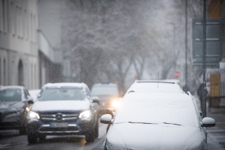 Sneženie komplikuje dopravnú situáciu v Bratislave.