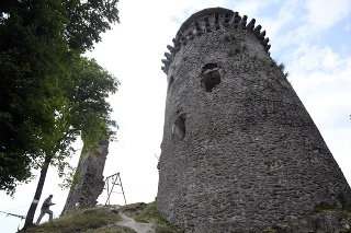 Obec Slanec plánuje aj v tomto roku pokračovať v obnove Slaneckého hradu.