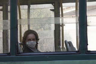Pohľad na staršiu ženu s ochranným rúškom v Ríme