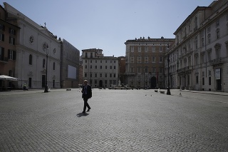  Muž kráča po prázdnom rímskom námestí Piazza Navona.