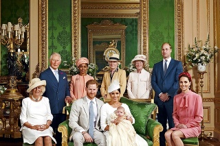 Oficiálna fotka kráľovskej rodiny z krstu Archieho, syna Harryho a Meghan.