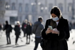 Žena s ochranným rúškom v uliciach talianskeho Milána