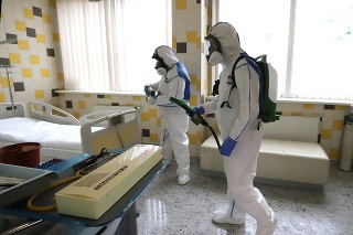 Na snímke dezinfekcia priestoru, kde bol vyšetrovaný pacient s podozrením na koronavírus. 