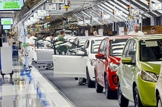 K prerušeniu výroby zatiaľ z automobiliek pristúpili len Peugeot a Volkswagen.