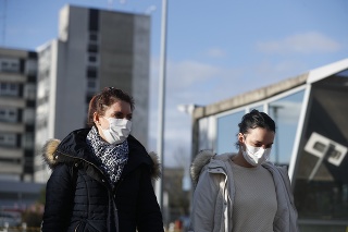 Ženy prichádzajú do kontrolného strediska koronavírusu v nemocnici Mulhouse vo východnom Francúzsku.