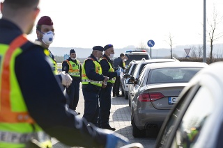 Maďarskí policajti na hraniciach so Slovinskom kontrolujú prichádzajúcich ľudí.