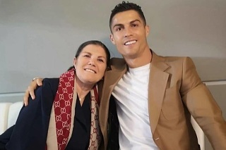 Cristiano Ronaldo so svojou matkou.