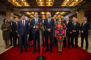 Na snímke vpredu zľava Ján Budaj (OĽaNO), predseda hnutia OĽaNO Igor Matovič a predseda SAS Richard Sulík a Natália Blahová (OĽaNO) spolu s opozičnými poslancami.