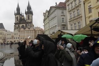 Turisti s ochranným rúškami v Prahe
