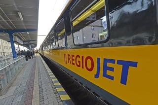 Na snímke železničný vozeň českej dopravnej spoločnosti RegioJet stojí  na nástupišti na Bratislava hl. stanica.