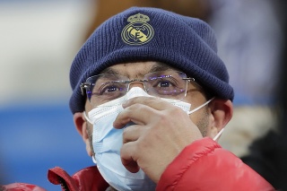 Fanúšik Realu Madrid s ochranným rúškom na tvári.